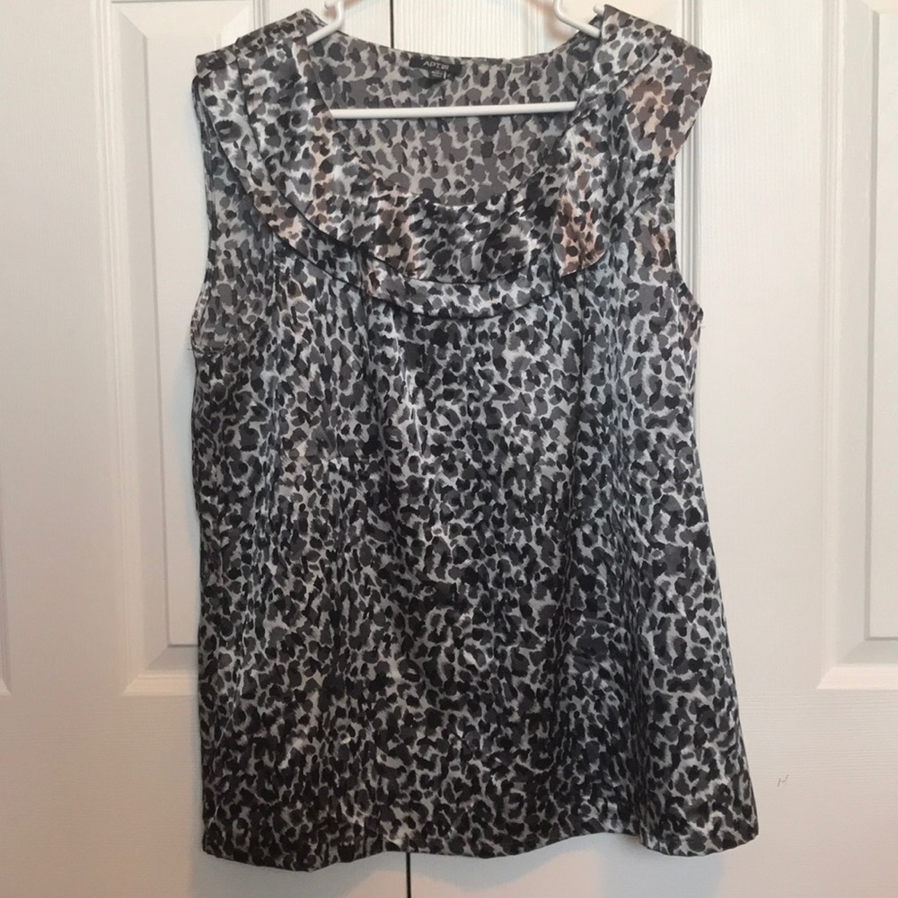 💫sleeveless blouse from APT. 9💫